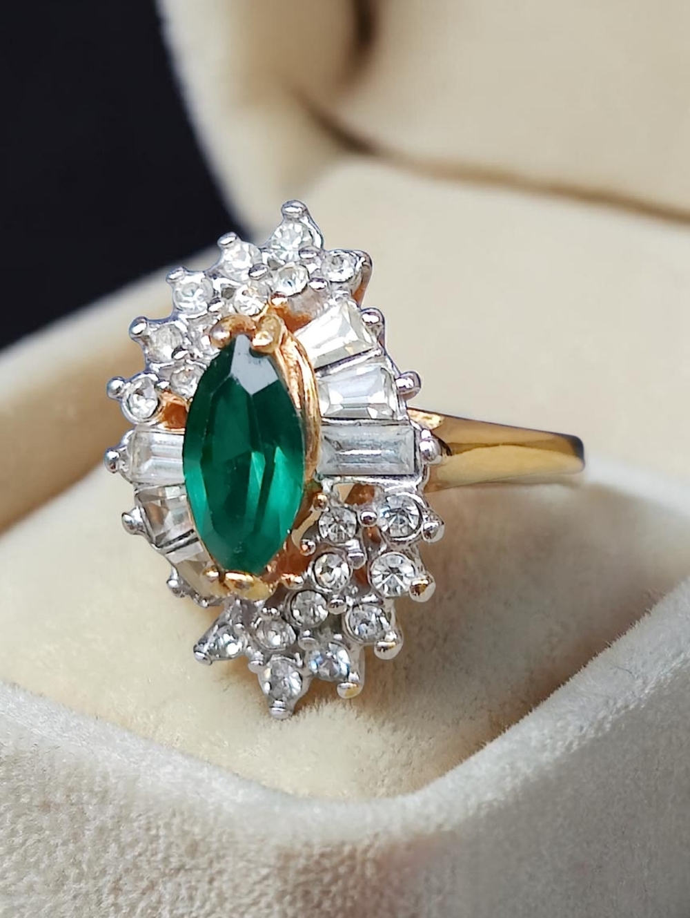 Vintage 18K HGE green Emerald Ring
